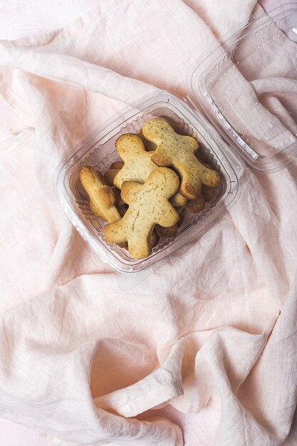 Biscotti fatti in casa alla cannella e al cioccolato di pan di zenzero sul rosa