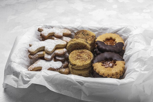 Foto biscotti fatti in casa di panpepato, cannella e cioccolato su sfondo bianco