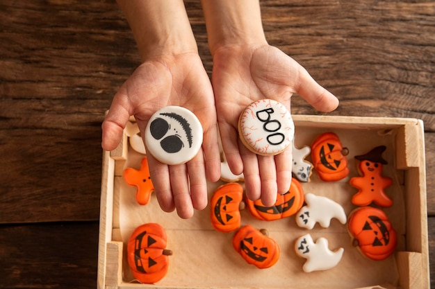 Foto pan di zenzero fatto in casa per halloween biscotti a forma di jackolantern e fantasmi preparazione per halloween