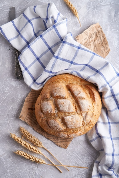 Pane senza glutine fatto in casa su un tovagliolo sul tavolo della cucina copia spazio