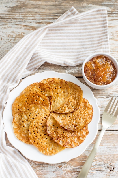 Foto colazione con frittelle fatte in casa senza glutine per le vacanze di maslenitsa