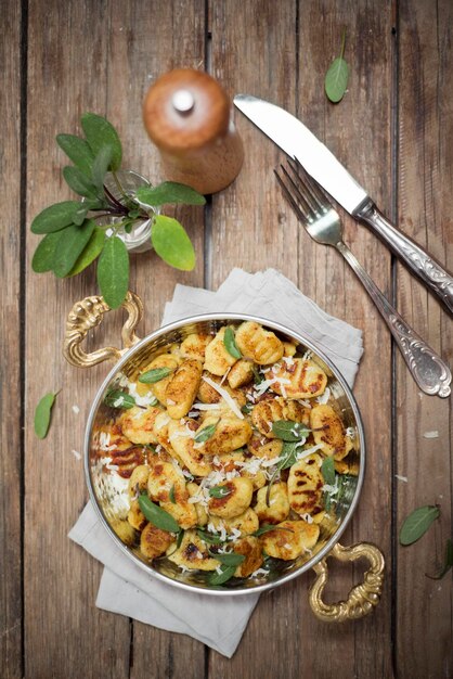 Photo homemade gnocchi with sage butter and parmesan