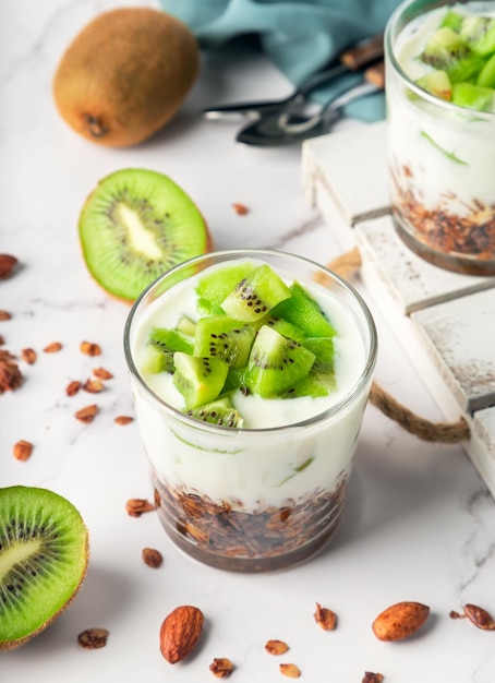 Photo homemade granola parfait with kiwi fruit