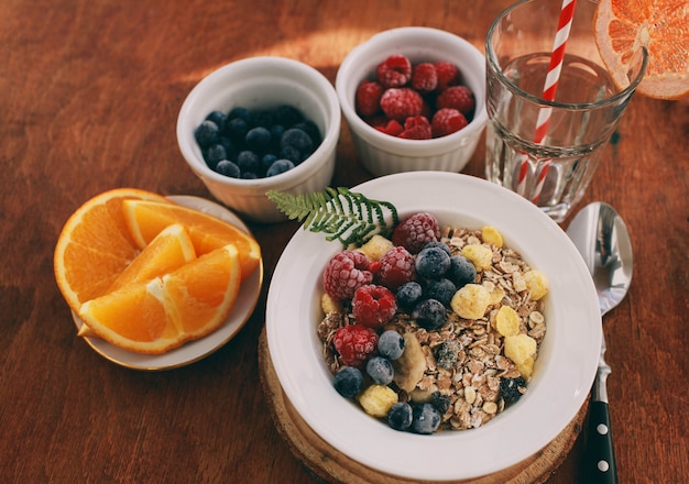 Photo homemade granola and raspberries