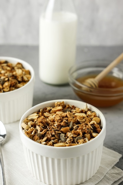 Foto granola fatta in casa in una ciotola bianca su un tovagliolo di lino