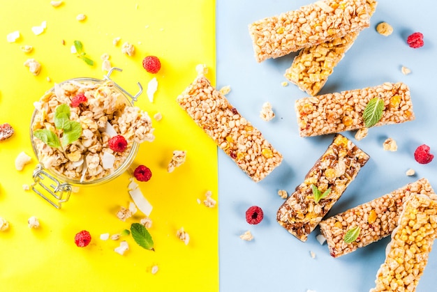 Granola fatta in casa con frutti di bosco e menta