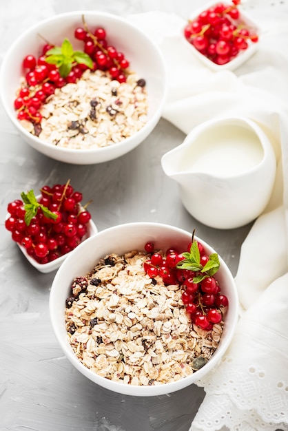 Granola fatta in casa con ribes