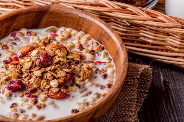 Foto granola fatta in casa con latte, frutti di bosco, semi e noci