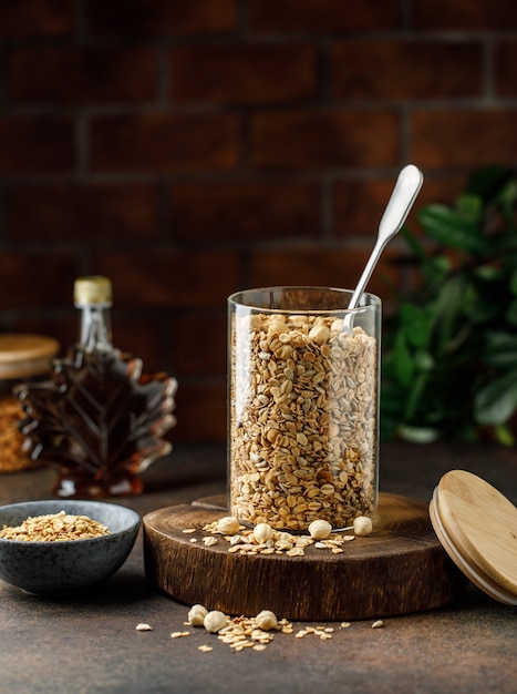 Muesli fatti in casa con noci sciroppo d'acero muesli sano snack vegano