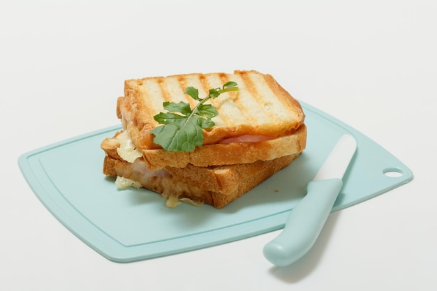 まな板の上で朝食に自家製グリルチーズサンドイッチ。