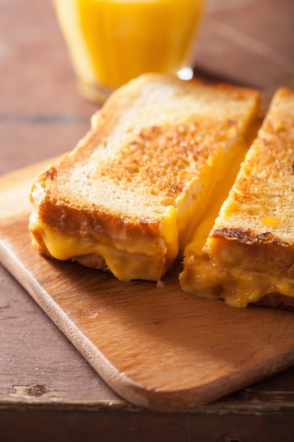 Photo homemade grilled cheese sandwich for breakfast