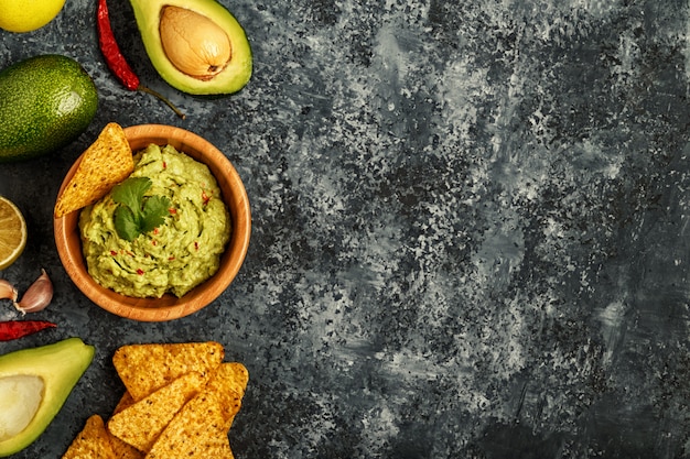 Photo homemade guacamole with nachos.