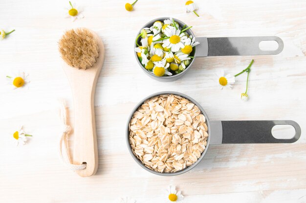 Maschera per capelli fatta in casa con fiori di camomilla e farina d'avena cosmetici con ingredienti naturali naturali