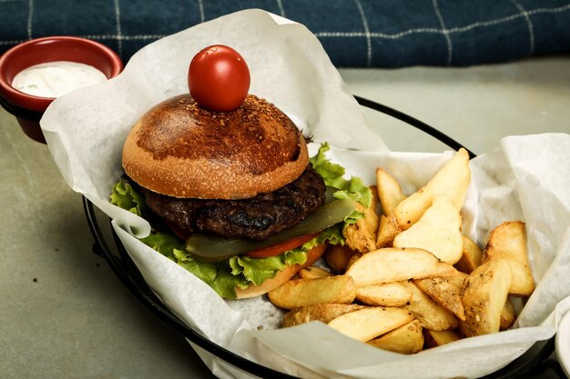 自家製のハンバーガーと新鮮な野菜