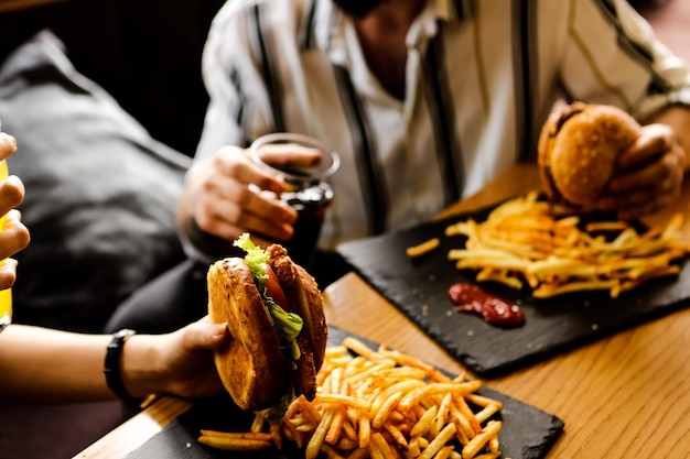 自家製のハンバーガーと新鮮な野菜