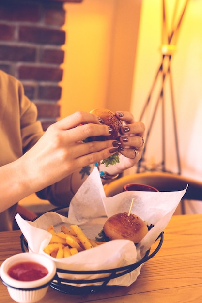 自家製のハンバーガーと新鮮な野菜