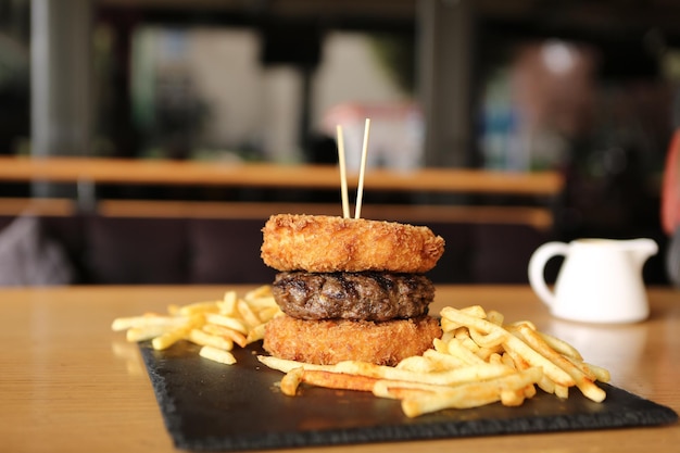 新鮮野菜を使った自家製ハンバーガー