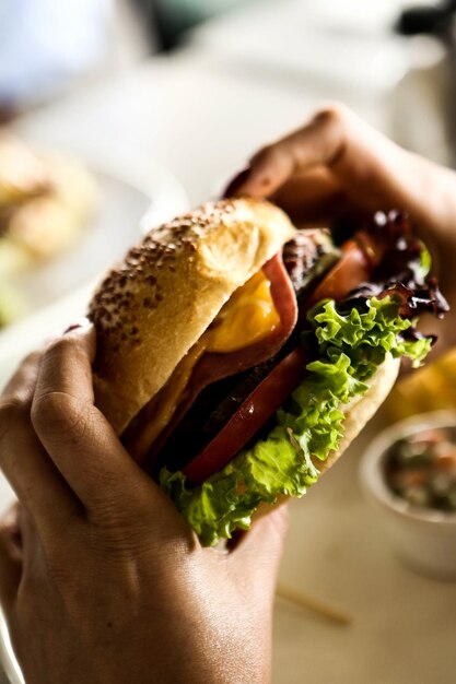 Photo homemade hamburger with fresh vegetables