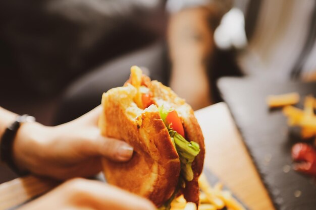 Photo homemade hamburger with fresh vegetables