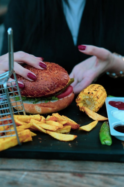 Фото Домашний гамбургер со свежими овощами