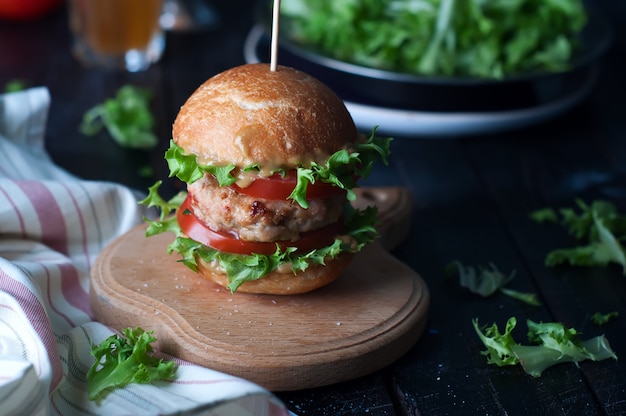 自家製のハンバーガーと新鮮な野菜