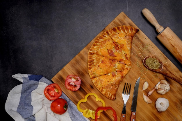 Pizza hawaiana fatta in casa. soffio della pizza con il fondo del piatto di legno del formaggio. cucinare a casa durante le vacanze invernali.