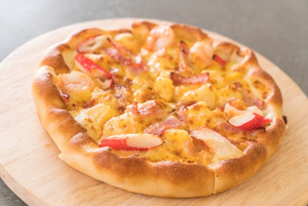 Самодельная пицца из морепродуктов из морепродуктов