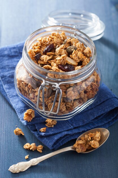 Granola sano fatto in casa in barattolo di vetro