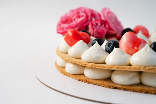 Домашний торт в форме сердца на белом столе Доставка еды Домашняя выпечка Крупным планом вид сбоку