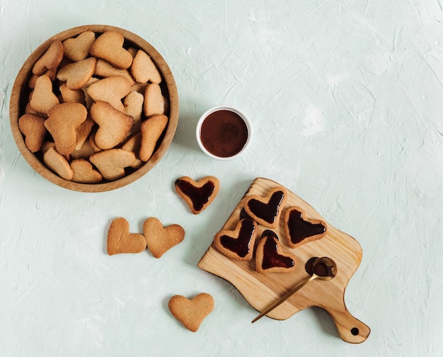 Biscotti fatti in casa a forma di cuore con glassa di cioccolato per san valentino vista dall'alto