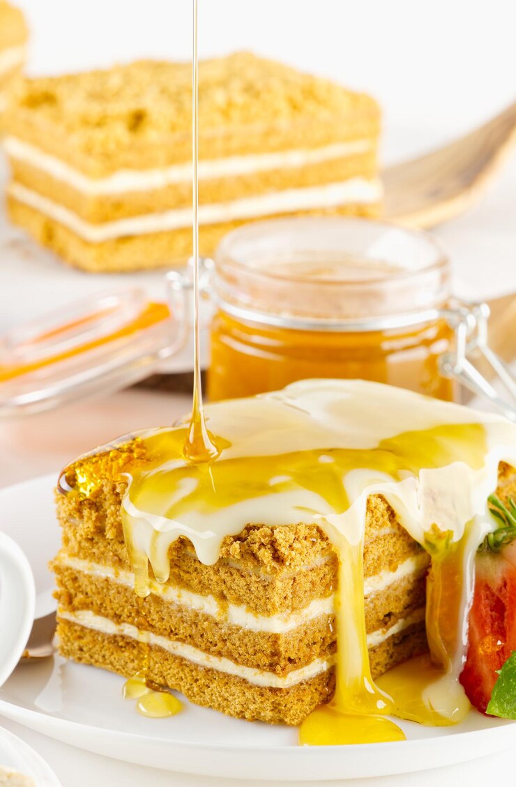 Photo homemade honey cake honey cake medovik layer cake on white plate closeup view