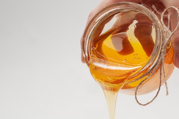 Photo homemade honey pouring from jar