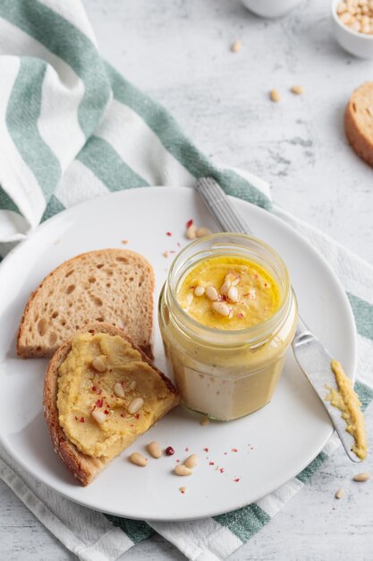 Hummus fatto in casa con pinoli e pane