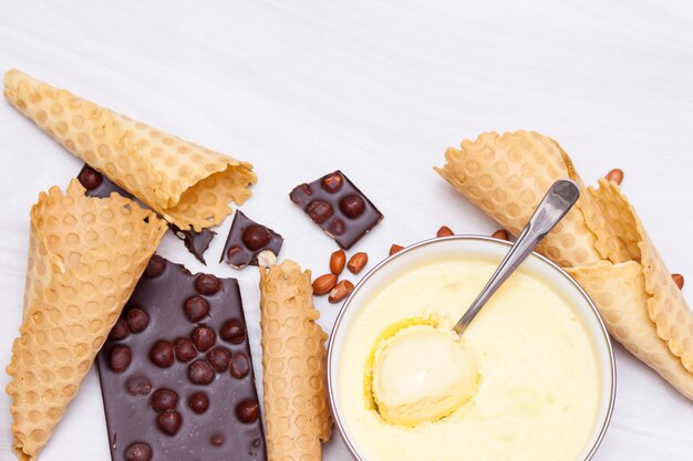 バナナ、チョコレート、コーン入りナッツの自家製アイスクリーム