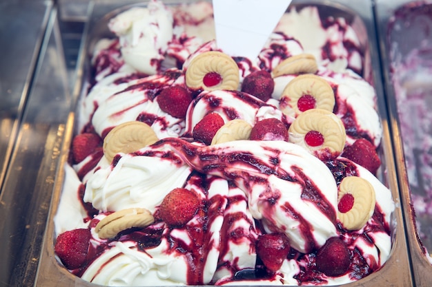 Foto gelato artigianale con miscela di yogurt con sciroppo di bacche e biscotti