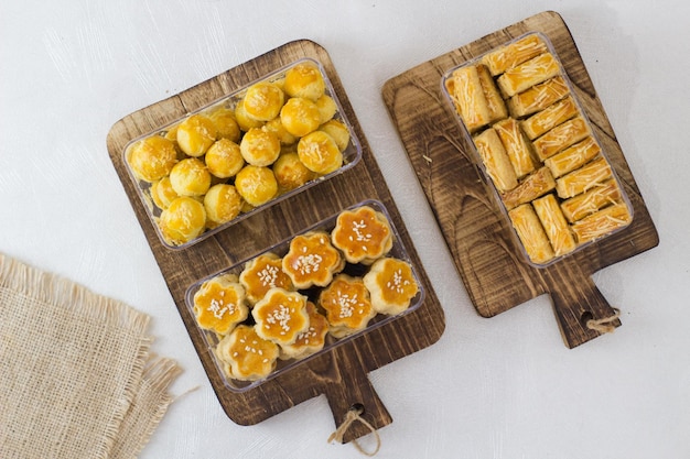 自家製のインドネシアのパイナップルタルトクッキーまたはNastarは、IdulFitriまたはEidalFitrを祝うために提供されました