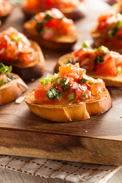 Photo homemade italian bruschetta appetizer with basil and tomatoes