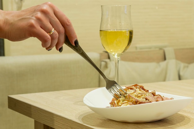 사진 주방 인테리어에서  ⁇  와인 한 잔과 함께 집에서 만든 이탈리아 카보나라 파스타
