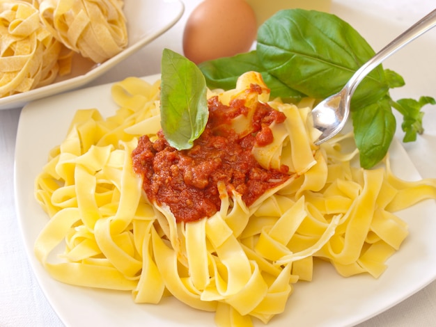 Tagliatella di pasta italiana fatta in casa con ragù alla bolognese