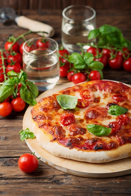 Pizza italiana fatta in casa margherita