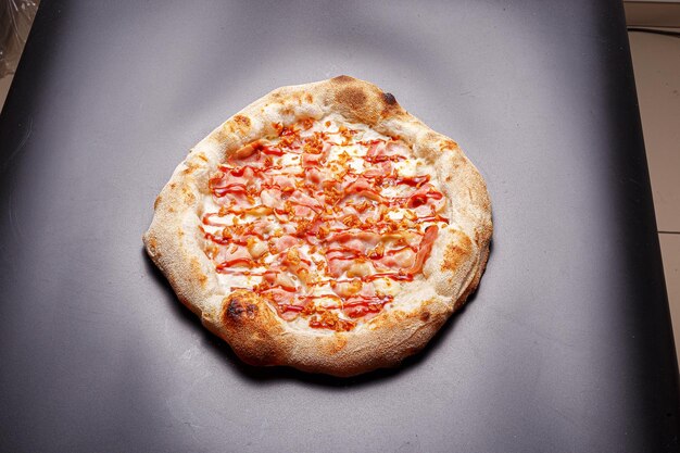 自家製イタリアン サラミ ピザとカルニションきゅうり、段ボール箱に入ったチーズ、黒