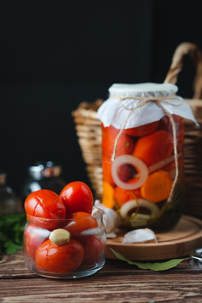 Фото Домашние банки маринованные помидоры. маринованный и консервированный продукт. концепция вегетарианства