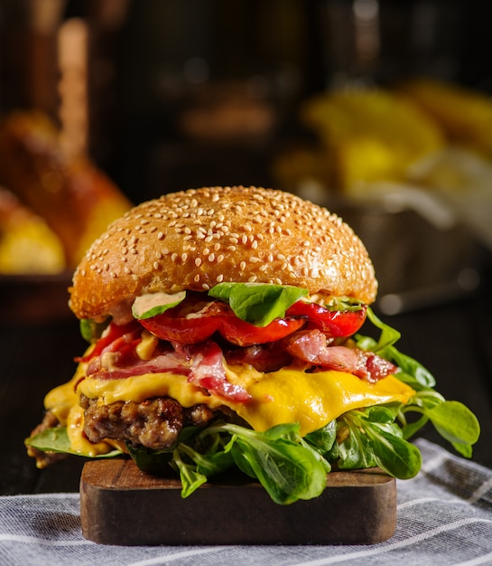 Hamburger succoso fatto in casa con carne di manzo, pancetta, formaggio e pepe bulgaro