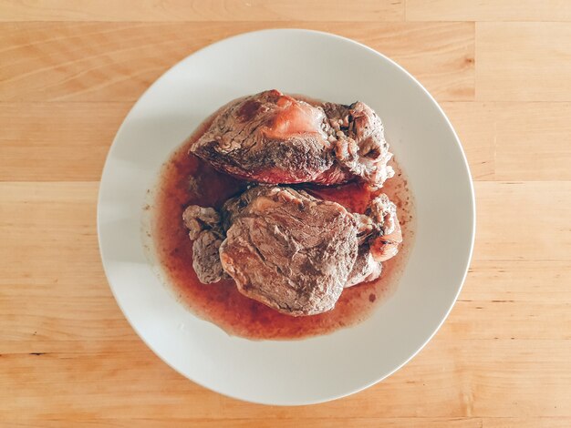 Piatto di bistecca di filetto succoso fatto in casa servito sul tavolo