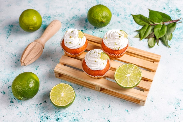 Homemade Key lime cupcakes met slagroom en limoenschil, selectieve aandacht