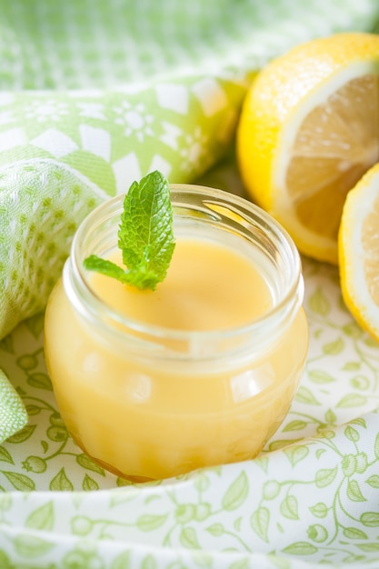 写真 新鮮なレモンの瓶に自家製レモンカード