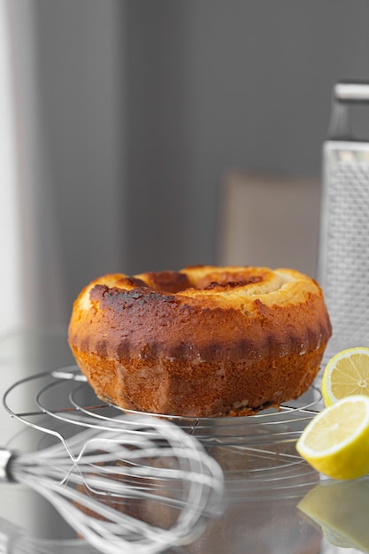 Torta al limone fatta in casa alla griglia con una grattugia e limoni. ricetta di cucina