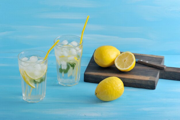 Foto limonata fatta in casa limone, menta, ghiaccio e acqua in bicchieri