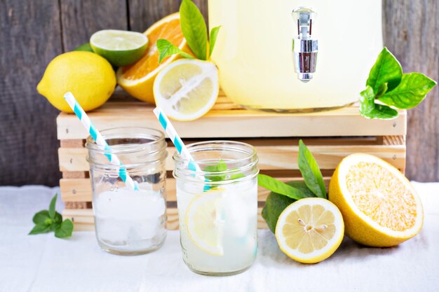 Photo homemade lemonade in mason jars