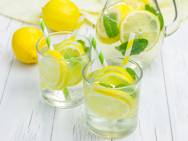 사진 신선한 레몬과 민트로 만든 수제 레모네이드